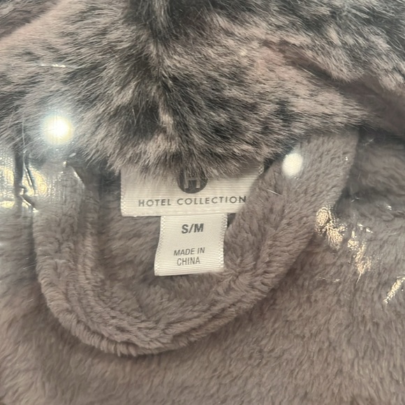 Luxurious 🤩 Faux Fur Bath Robe from Hotel Collection. - Picture 5 of 12